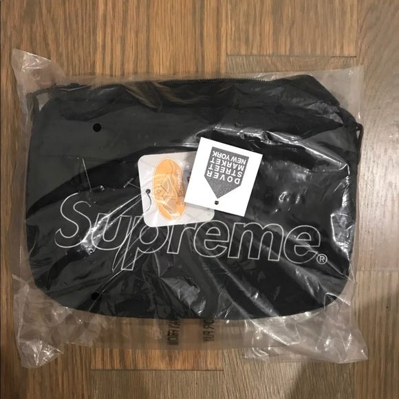 🔥NWT Supreme FW18 shoulder bag🔥 - Picture 2 of 3